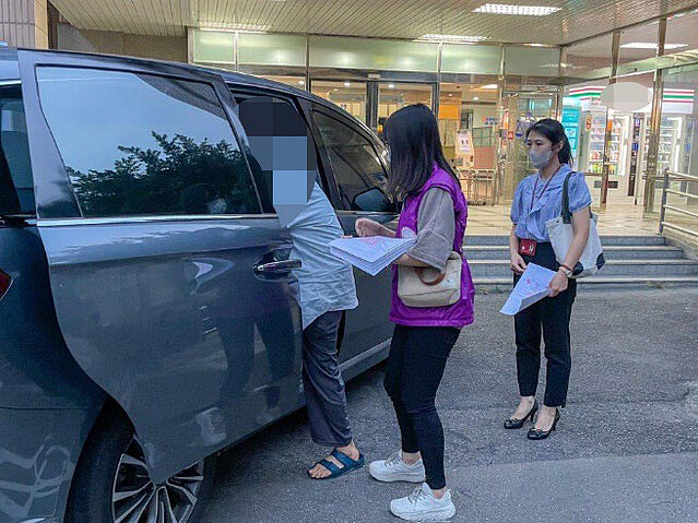 法院裁定准予管收後,執行人員準備解送林女前往管收所。圖/行政執行署新北分署提供